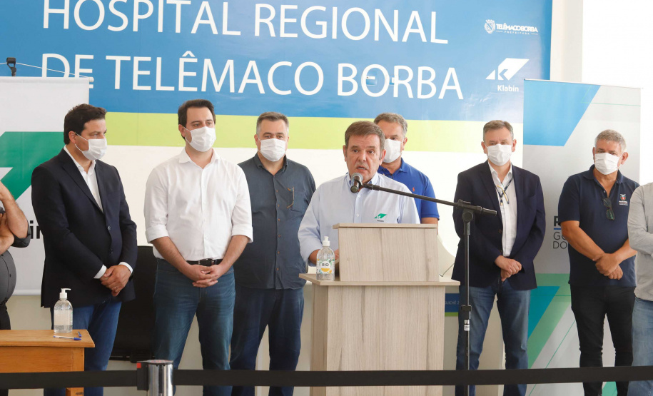 O Hospital Regional de Telêmaco Borba, nos Campos Gerais, vai entrar em funcionamento após uma espera de mais de dez anos. Para isso, o governador Carlos Massa Ratinho Junior assinou nesta terça-feira (14) um convênio com a Klabin e a prefeitura do município, permitindo que o complexo médico possa operar em até 45 dias.