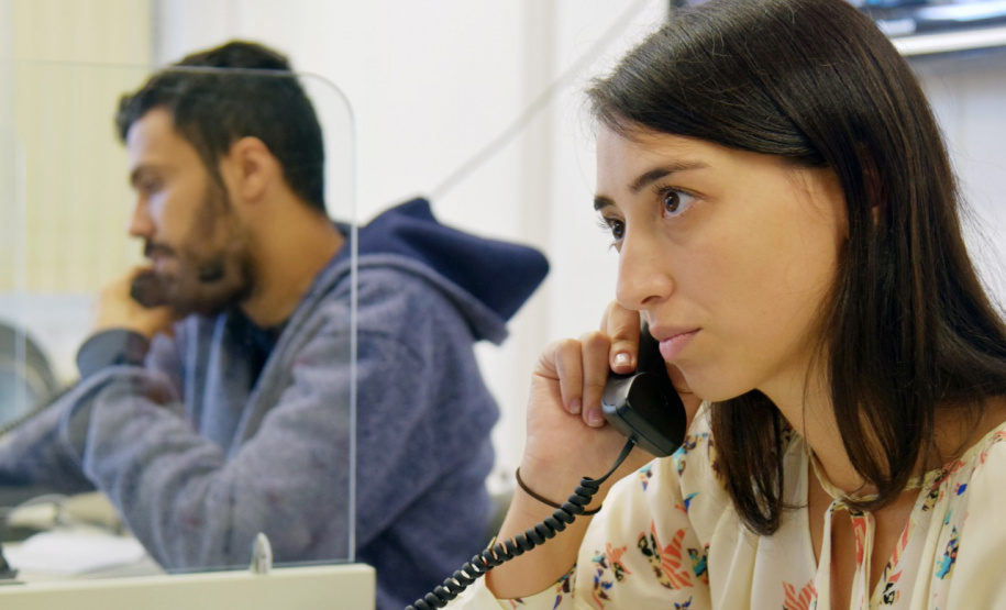 Estudantes e profissionais da área da saúde estão disponíveis 24 horas por dia para tirar as dúvidas dos paranaenses sobre o novo coronavírus. Centrais de atendimento foram instaladas pelo Governo do Estado em sete regiões para esclarecer a população sobre a pandemia da Covid-19, orientar sobre os cuidados necessários e também fazer uma espécie de triagem para quem tem os sintomas da doença.  Foto:Arquivo/SESA