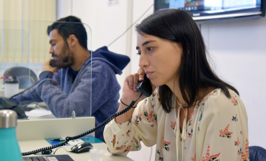 Estudantes e profissionais da área da saúde estão disponíveis 24 horas por dia para tirar as dúvidas dos paranaenses sobre o novo coronavírus. Centrais de atendimento foram instaladas pelo Governo do Estado em sete regiões para esclarecer a população sobre a pandemia da Covid-19, orientar sobre os cuidados necessários e também fazer uma espécie de triagem para quem tem os sintomas da doença.  Foto:Arquivo/SESA