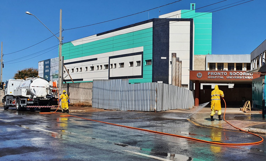 Sanepar atua na desinfecção do entorno de hospitais de Londrina. Foto: Sanepar