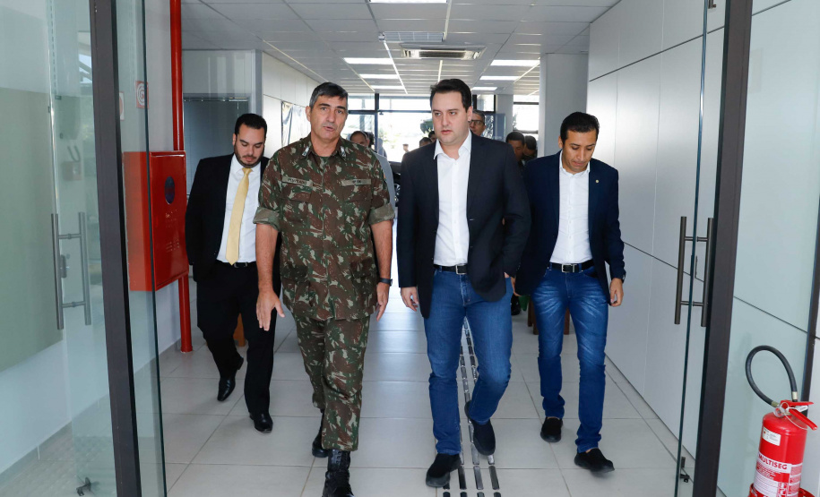 O governador Carlos Massa Ratinho Junior esteve nesta quinta-feira (16) na 5ª Divisão do Exército Brasileiro, em Curitiba. Ele foi recebido pelo comandante da 5ª Divisão, general Carlos José Russo Assumpção Penteado, e pelo comandante da 5ª Região Militar, general Claudio Senko Penkal. A unidade é responsável por Paraná e Santa Catarina.