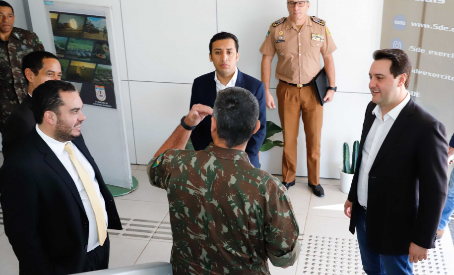 O governador Carlos Massa Ratinho Junior esteve nesta quinta-feira (16) na 5ª Divisão do Exército Brasileiro, em Curitiba. Ele foi recebido pelo comandante da 5ª Divisão, general Carlos José Russo Assumpção Penteado, e pelo comandante da 5ª Região Militar, general Claudio Senko Penkal. A unidade é responsável por Paraná e Santa Catarina.