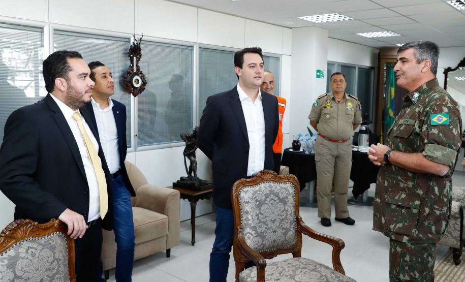 O governador Carlos Massa Ratinho Junior esteve nesta quinta-feira (16) na 5ª Divisão do Exército Brasileiro, em Curitiba. Ele foi recebido pelo comandante da 5ª Divisão, general Carlos José Russo Assumpção Penteado, e pelo comandante da 5ª Região Militar, general Claudio Senko Penkal. A unidade é responsável por Paraná e Santa Catarina.