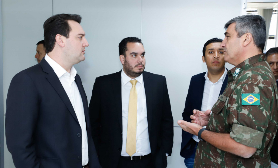 O governador Carlos Massa Ratinho Junior esteve nesta quinta-feira (16) na 5ª Divisão do Exército Brasileiro, em Curitiba. Ele foi recebido pelo comandante da 5ª Divisão, general Carlos José Russo Assumpção Penteado, e pelo comandante da 5ª Região Militar, general Claudio Senko Penkal. A unidade é responsável por Paraná e Santa Catarina.