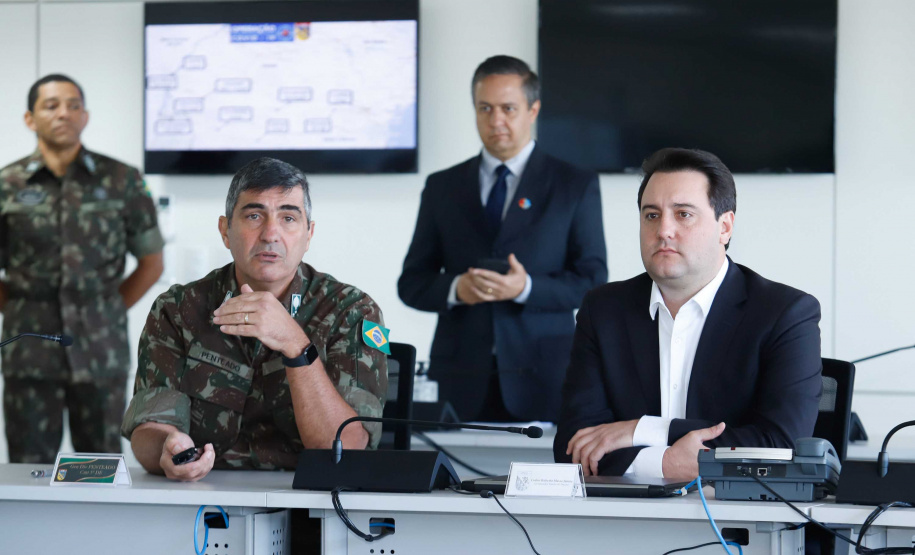 O governador Carlos Massa Ratinho Junior esteve nesta quinta-feira (16) na 5ª Divisão do Exército Brasileiro, em Curitiba. Ele foi recebido pelo comandante da 5ª Divisão, general Carlos José Russo Assumpção Penteado, e pelo comandante da 5ª Região Militar, general Claudio Senko Penkal. A unidade é responsável por Paraná e Santa Catarina.