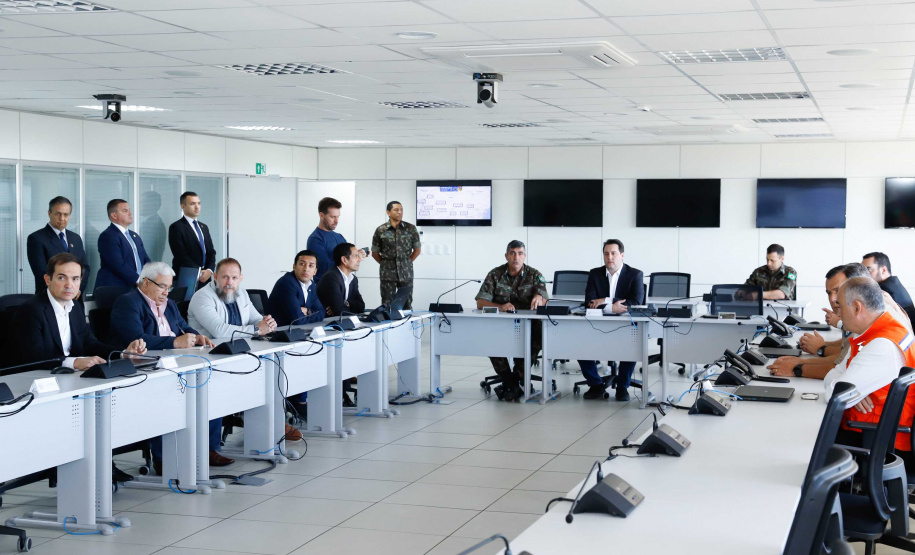 O governador Carlos Massa Ratinho Junior esteve nesta quinta-feira (16) na 5ª Divisão do Exército Brasileiro, em Curitiba. Ele foi recebido pelo comandante da 5ª Divisão, general Carlos José Russo Assumpção Penteado, e pelo comandante da 5ª Região Militar, general Claudio Senko Penkal. A unidade é responsável por Paraná e Santa Catarina.