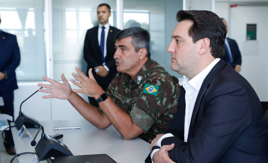 O governador Carlos Massa Ratinho Junior esteve nesta quinta-feira (16) na 5ª Divisão do Exército Brasileiro, em Curitiba. Ele foi recebido pelo comandante da 5ª Divisão, general Carlos José Russo Assumpção Penteado, e pelo comandante da 5ª Região Militar, general Claudio Senko Penkal. A unidade é responsável por Paraná e Santa Catarina.