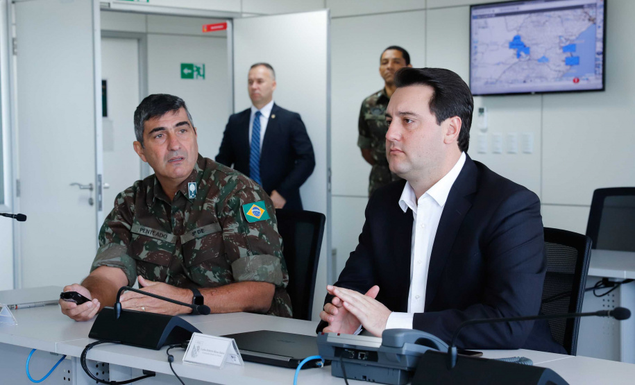 O governador Carlos Massa Ratinho Junior esteve nesta quinta-feira (16) na 5ª Divisão do Exército Brasileiro, em Curitiba. Ele foi recebido pelo comandante da 5ª Divisão, general Carlos José Russo Assumpção Penteado, e pelo comandante da 5ª Região Militar, general Claudio Senko Penkal. A unidade é responsável por Paraná e Santa Catarina.