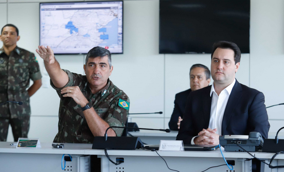 O governador Carlos Massa Ratinho Junior esteve nesta quinta-feira (16) na 5ª Divisão do Exército Brasileiro, em Curitiba. Ele foi recebido pelo comandante da 5ª Divisão, general Carlos José Russo Assumpção Penteado, e pelo comandante da 5ª Região Militar, general Claudio Senko Penkal. A unidade é responsável por Paraná e Santa Catarina.