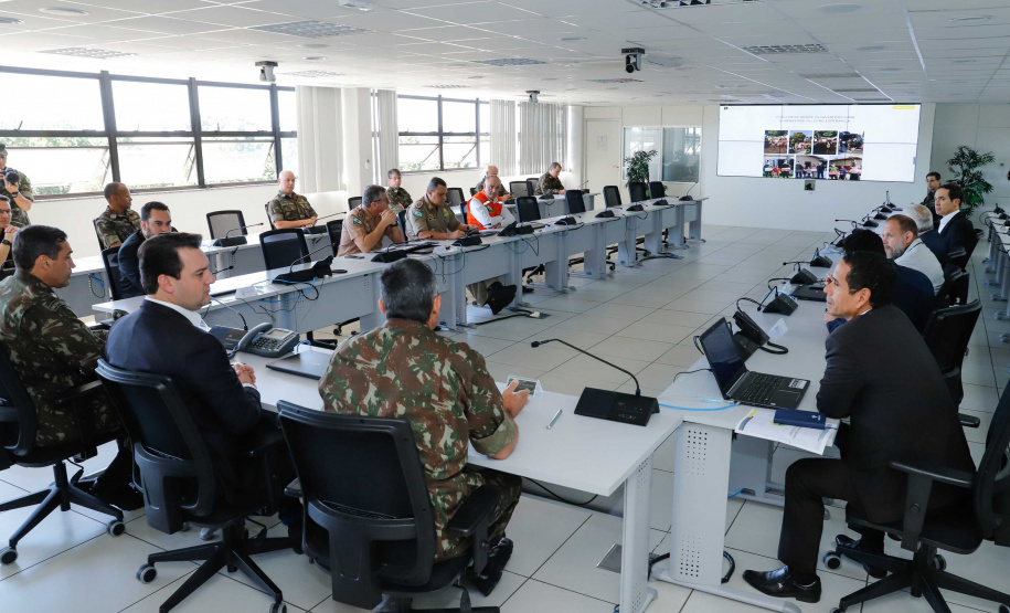 O governador Carlos Massa Ratinho Junior esteve nesta quinta-feira (16) na 5ª Divisão do Exército Brasileiro, em Curitiba. Ele foi recebido pelo comandante da 5ª Divisão, general Carlos José Russo Assumpção Penteado, e pelo comandante da 5ª Região Militar, general Claudio Senko Penkal. A unidade é responsável por Paraná e Santa Catarina.