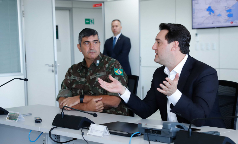 O governador Carlos Massa Ratinho Junior esteve nesta quinta-feira (16) na 5ª Divisão do Exército Brasileiro, em Curitiba. Ele foi recebido pelo comandante da 5ª Divisão, general Carlos José Russo Assumpção Penteado, e pelo comandante da 5ª Região Militar, general Claudio Senko Penkal. A unidade é responsável por Paraná e Santa Catarina.