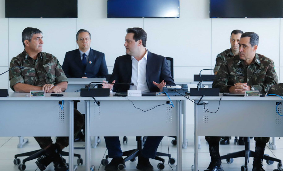 O governador Carlos Massa Ratinho Junior esteve nesta quinta-feira (16) na 5ª Divisão do Exército Brasileiro, em Curitiba. Ele foi recebido pelo comandante da 5ª Divisão, general Carlos José Russo Assumpção Penteado, e pelo comandante da 5ª Região Militar, general Claudio Senko Penkal. A unidade é responsável por Paraná e Santa Catarina.
