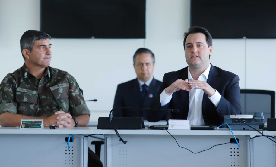 O governador Carlos Massa Ratinho Junior esteve nesta quinta-feira (16) na 5ª Divisão do Exército Brasileiro, em Curitiba. Ele foi recebido pelo comandante da 5ª Divisão, general Carlos José Russo Assumpção Penteado, e pelo comandante da 5ª Região Militar, general Claudio Senko Penkal. A unidade é responsável por Paraná e Santa Catarina.