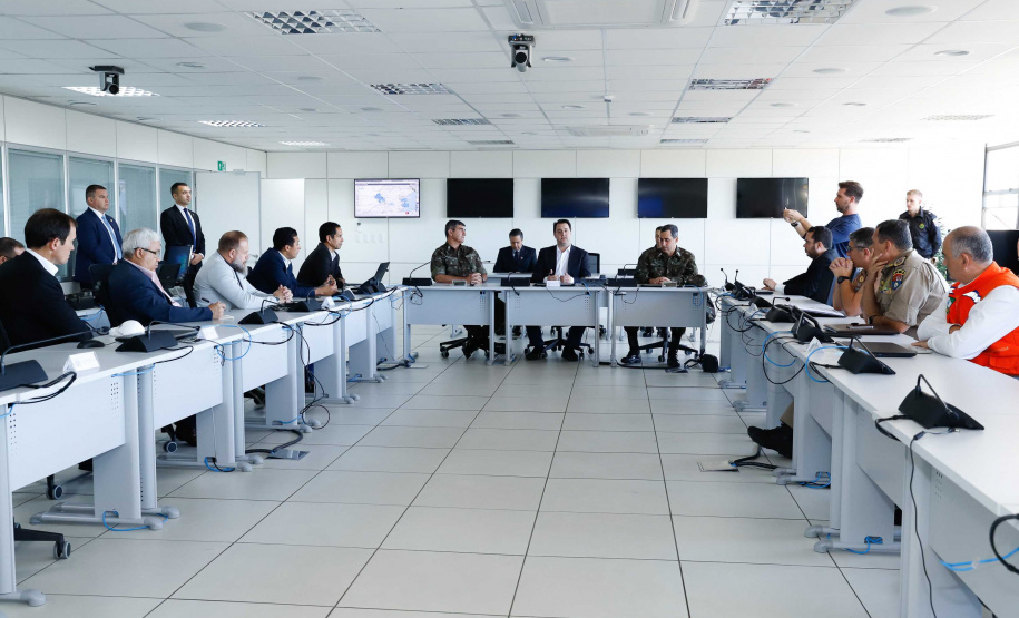 O governador Carlos Massa Ratinho Junior esteve nesta quinta-feira (16) na 5ª Divisão do Exército Brasileiro, em Curitiba. Ele foi recebido pelo comandante da 5ª Divisão, general Carlos José Russo Assumpção Penteado, e pelo comandante da 5ª Região Militar, general Claudio Senko Penkal. A unidade é responsável por Paraná e Santa Catarina.