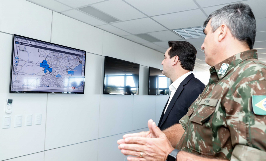O governador Carlos Massa Ratinho Junior esteve nesta quinta-feira (16) na 5ª Divisão do Exército Brasileiro, em Curitiba. Ele foi recebido pelo comandante da 5ª Divisão, general Carlos José Russo Assumpção Penteado, e pelo comandante da 5ª Região Militar, general Claudio Senko Penkal. A unidade é responsável por Paraná e Santa Catarina.