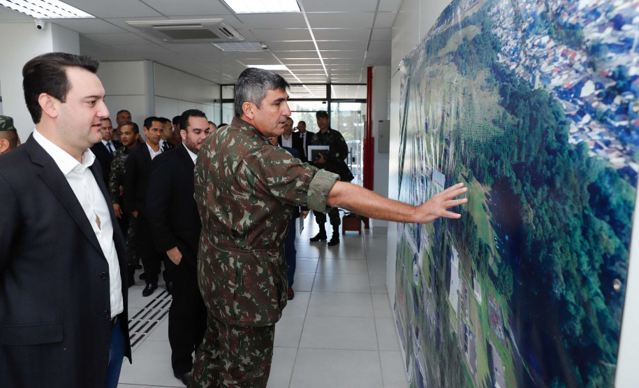 O governador Carlos Massa Ratinho Junior esteve nesta quinta-feira (16) na 5ª Divisão do Exército Brasileiro, em Curitiba. Ele foi recebido pelo comandante da 5ª Divisão, general Carlos José Russo Assumpção Penteado, e pelo comandante da 5ª Região Militar, general Claudio Senko Penkal. A unidade é responsável por Paraná e Santa Catarina.