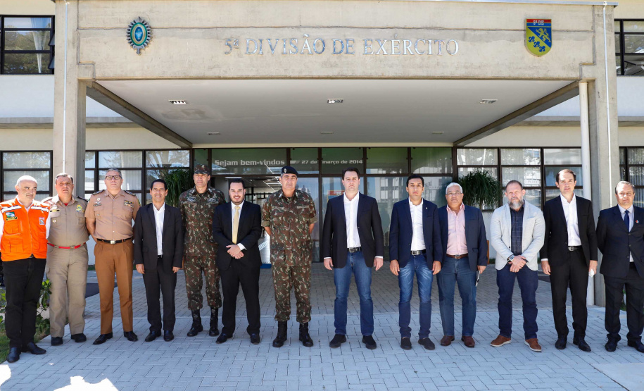 O governador Carlos Massa Ratinho Junior esteve nesta quinta-feira (16) na 5ª Divisão do Exército Brasileiro, em Curitiba. Ele foi recebido pelo comandante da 5ª Divisão, general Carlos José Russo Assumpção Penteado, e pelo comandante da 5ª Região Militar, general Claudio Senko Penkal. A unidade é responsável por Paraná e Santa Catarina.