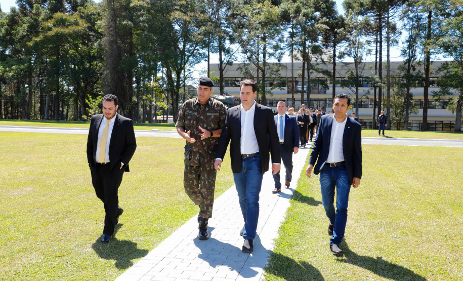O governador Carlos Massa Ratinho Junior esteve nesta quinta-feira (16) na 5ª Divisão do Exército Brasileiro, em Curitiba. Ele foi recebido pelo comandante da 5ª Divisão, general Carlos José Russo Assumpção Penteado, e pelo comandante da 5ª Região Militar, general Claudio Senko Penkal. A unidade é responsável por Paraná e Santa Catarina.