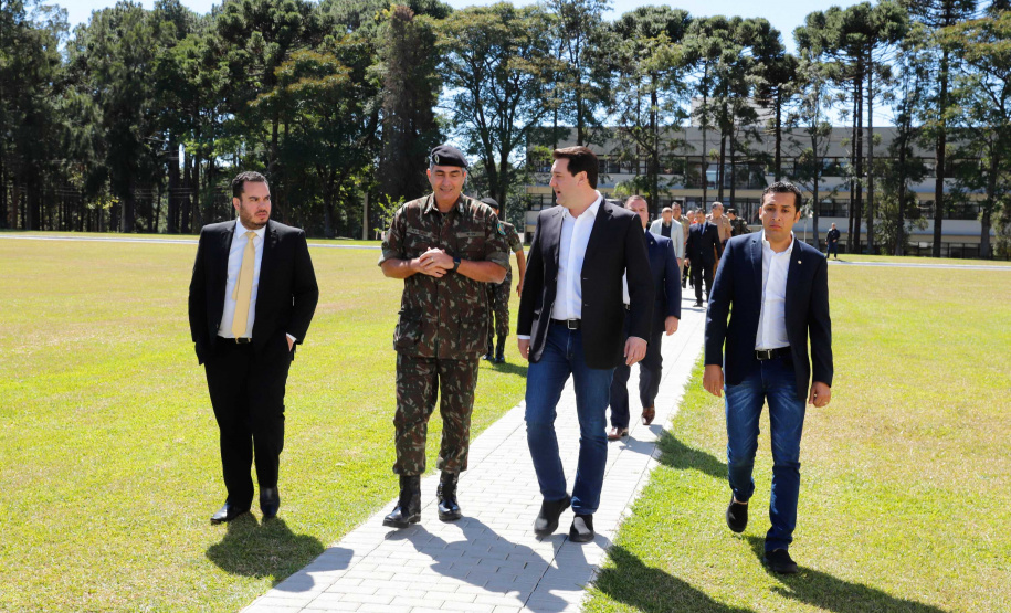 O governador Carlos Massa Ratinho Junior esteve nesta quinta-feira (16) na 5ª Divisão do Exército Brasileiro, em Curitiba. Ele foi recebido pelo comandante da 5ª Divisão, general Carlos José Russo Assumpção Penteado, e pelo comandante da 5ª Região Militar, general Claudio Senko Penkal. A unidade é responsável por Paraná e Santa Catarina.