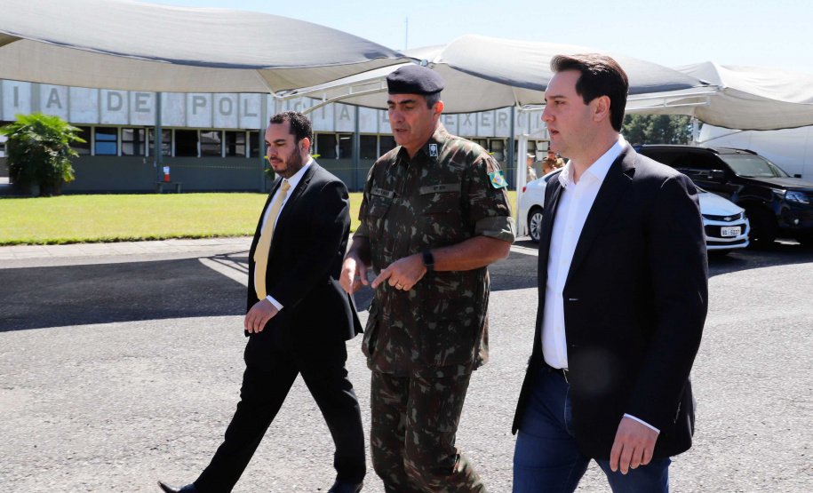 O governador Carlos Massa Ratinho Junior esteve nesta quinta-feira (16) na 5ª Divisão do Exército Brasileiro, em Curitiba. Ele foi recebido pelo comandante da 5ª Divisão, general Carlos José Russo Assumpção Penteado, e pelo comandante da 5ª Região Militar, general Claudio Senko Penkal. A unidade é responsável por Paraná e Santa Catarina.