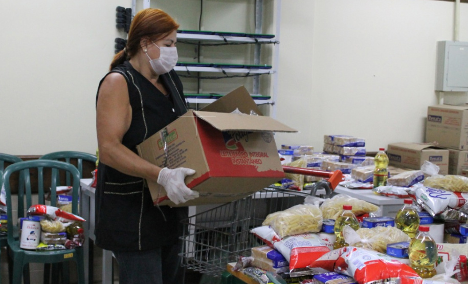 Escolas da rede estadual distribuem kits da merenda. Foto:SEED