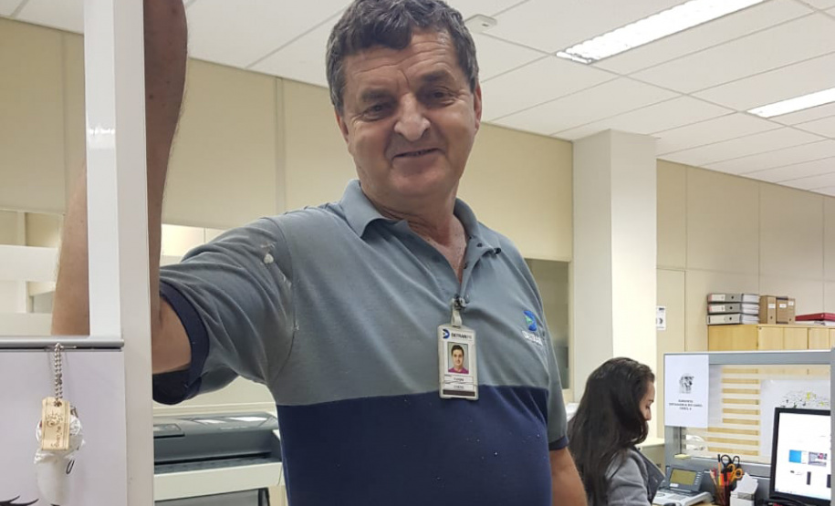 A equipe do Departamento de Trânsito do Paraná (Detran-PR) comemora a cura do colaborador Vando Dobranski,  que vinha lutando contra o coronavírus (Covid-19). Após 20 dias internado, sendo 18 deles na Unidade de Terapia Intensiva, Vando recebeu alta nesta sexta-feira (17). Foto: Detran