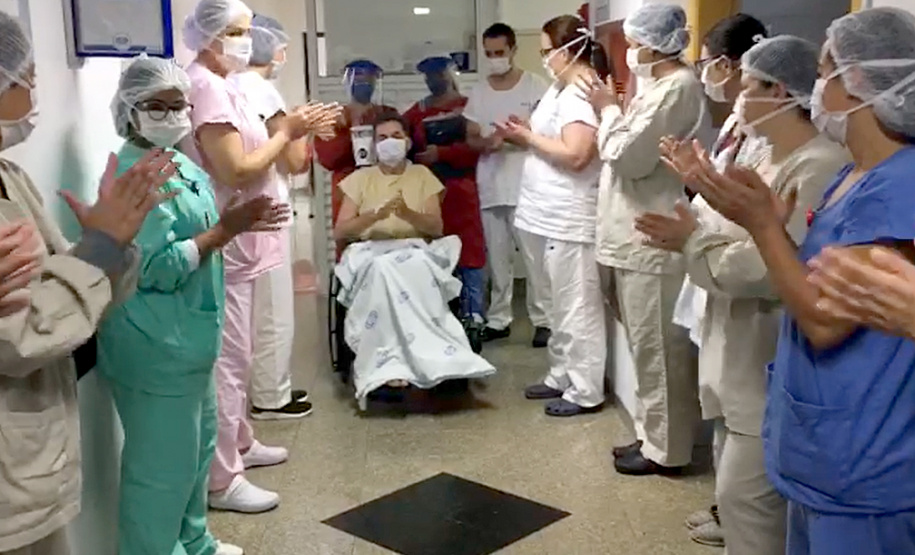 A equipe do Detran-PR comemora a cura do colaborador Vando Dobranski,  que vinha lutando contra Covid-19 e esteve 20 dias internado, sendo 18 deles na Unidade de Terapia Intensiva. Teve alta e foi para casa nesta sexta-feira (17), sob aplausos dos profissionais da Saúde que o atenderam. Foto: Divulgação/Detran