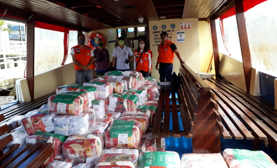 Os moradores da Ilha do Mel, em Paranaguá, receberam 200 cestas básicas, no sábado (18). A entrega foi realizada a partir do direcionamento da primeira-dama, Luciana Saito Massa, e da Superintendência Geral de Ação Solidária.Foto: Defesa Civil