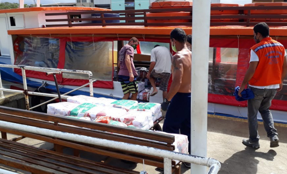 Os moradores da Ilha do Mel, em Paranaguá, receberam 200 cestas básicas, no sábado (18). A entrega foi realizada a partir do direcionamento da primeira-dama, Luciana Saito Massa, e da Superintendência Geral de Ação Solidária.Foto: Defesa Civil