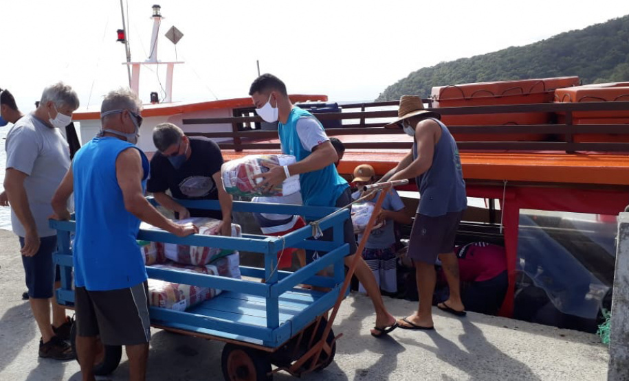 Os moradores da Ilha do Mel, em Paranaguá, receberam 200 cestas básicas, no sábado (18). A entrega foi realizada a partir do direcionamento da primeira-dama, Luciana Saito Massa, e da Superintendência Geral de Ação Solidária.Foto: Defesa Civil