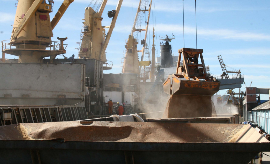 A pandemia de Covid-19 não interferiu no movimento dos de cargas que chegam ou são enviadas por mar. A Portos do Paraná esperam atracar, até o fim de abril, 115 navios. Dessas embarcações, 28 estão programadas ou já aguardam ao largo para carregar e descarregar produtos de todos os segmentos. As outras 87 foram anunciadas e devem chegar até dia 30. Foto: Portos do Paraná