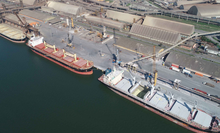 A pandemia de Covid-19 não interferiu no movimento dos de cargas que chegam ou são enviadas por mar. A Portos do Paraná esperam atracar, até o fim de abril, 115 navios. Dessas embarcações, 28 estão programadas ou já aguardam ao largo para carregar e descarregar produtos de todos os segmentos. As outras 87 foram anunciadas e devem chegar até dia 30. Foto: Portos do Paraná