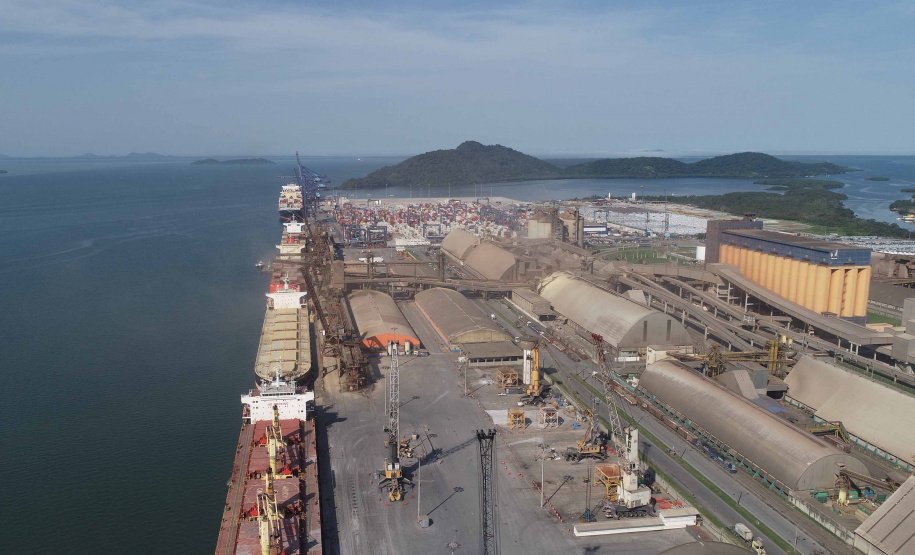 A pandemia de Covid-19 não interferiu no movimento dos de cargas que chegam ou são enviadas por mar. A Portos do Paraná esperam atracar, até o fim de abril, 115 navios. Dessas embarcações, 28 estão programadas ou já aguardam ao largo para carregar e descarregar produtos de todos os segmentos. As outras 87 foram anunciadas e devem chegar até dia 30. Foto: Portos do Paraná