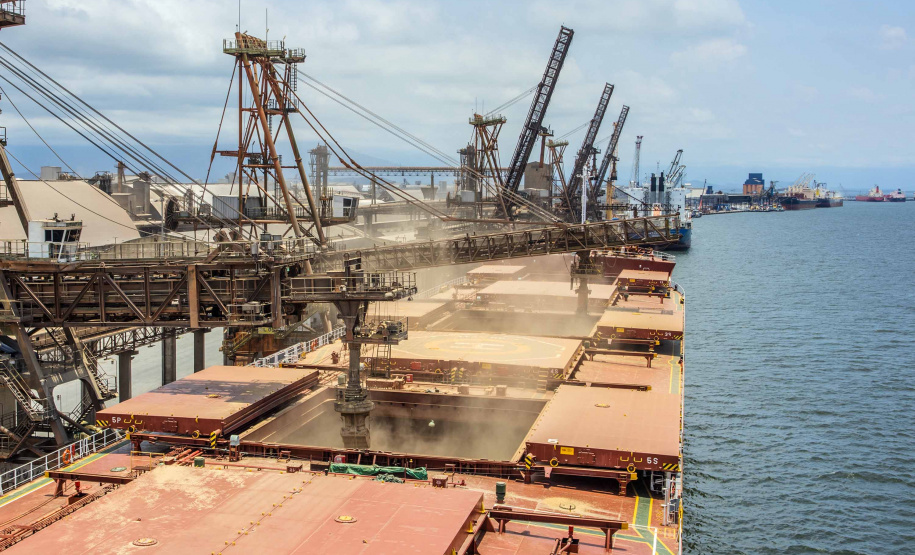 A pandemia de Covid-19 não interferiu no movimento dos de cargas que chegam ou são enviadas por mar. A Portos do Paraná esperam atracar, até o fim de abril, 115 navios. Dessas embarcações, 28 estão programadas ou já aguardam ao largo para carregar e descarregar produtos de todos os segmentos. As outras 87 foram anunciadas e devem chegar até dia 30.