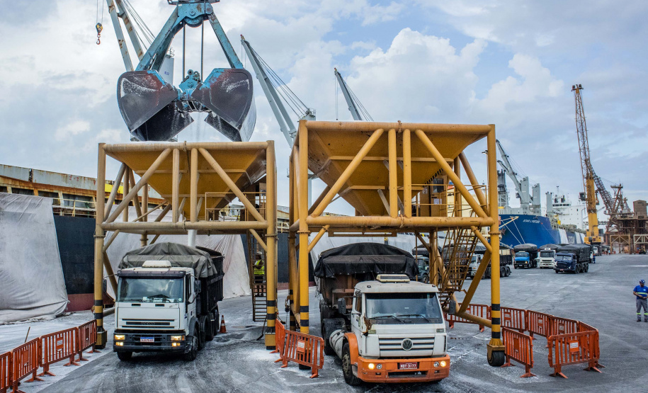 A pandemia de Covid-19 não interferiu no movimento dos de cargas que chegam ou são enviadas por mar. A Portos do Paraná esperam atracar, até o fim de abril, 115 navios. Dessas embarcações, 28 estão programadas ou já aguardam ao largo para carregar e descarregar produtos de todos os segmentos. As outras 87 foram anunciadas e devem chegar até dia 30.