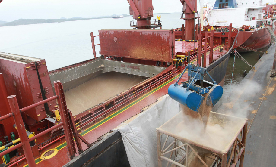 A pandemia de Covid-19 não interferiu no movimento dos de cargas que chegam ou são enviadas por mar. A Portos do Paraná esperam atracar, até o fim de abril, 115 navios. Dessas embarcações, 28 estão programadas ou já aguardam ao largo para carregar e descarregar produtos de todos os segmentos. As outras 87 foram anunciadas e devem chegar até dia 30. Foto: Portos do Paraná