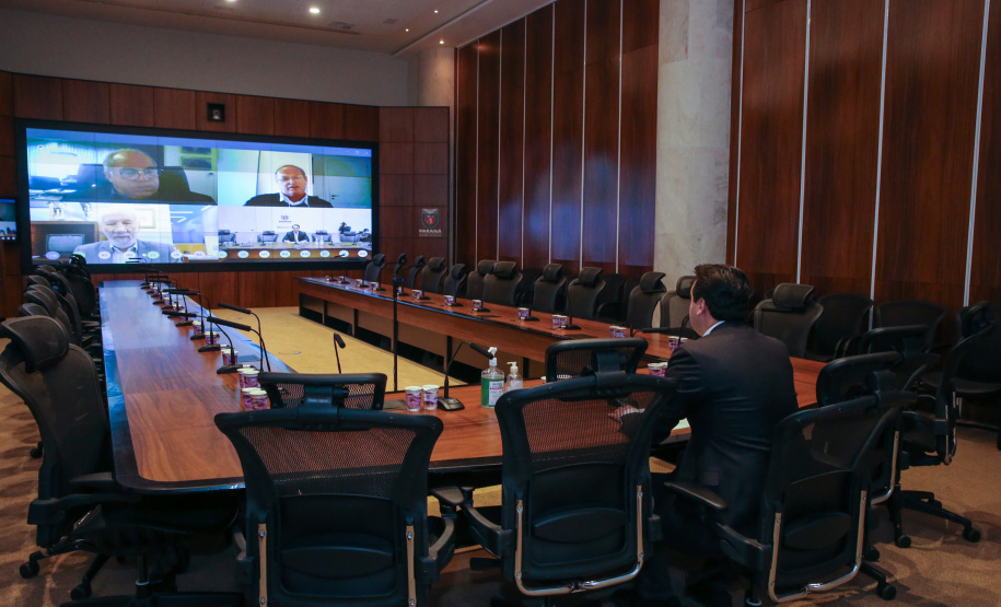 O Governo do Estado prepara um plano de ação projetando a retomada econômica do Paraná após a crise instalada com a pandemia de coronavírus. Em reunião por videoconferência com lideranças do setor produtivo que formam o chamado G7, o governador Carlos Massa Ratinho Junior informou nesta segunda-feira (20) que um comitê de trabalho foi criado para propor estratégias que busquem acelerar o processo de recuperação. O grupo, destacou Ratinho Junior, será liderado pelo vice-governador Darci Piana.