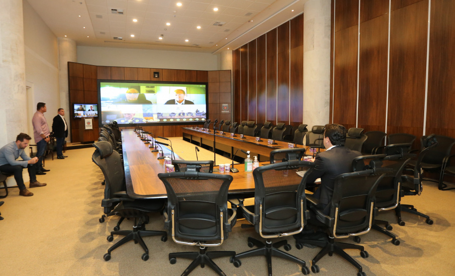 O Governo do Estado prepara um plano de ação projetando a retomada econômica do Paraná após a crise instalada com a pandemia de coronavírus. Em reunião por videoconferência com lideranças do setor produtivo que formam o chamado G7, o governador Carlos Massa Ratinho Junior informou nesta segunda-feira (20) que um comitê de trabalho foi criado para propor estratégias que busquem acelerar o processo de recuperação. O grupo, destacou Ratinho Junior, será liderado pelo vice-governador Darci Piana.