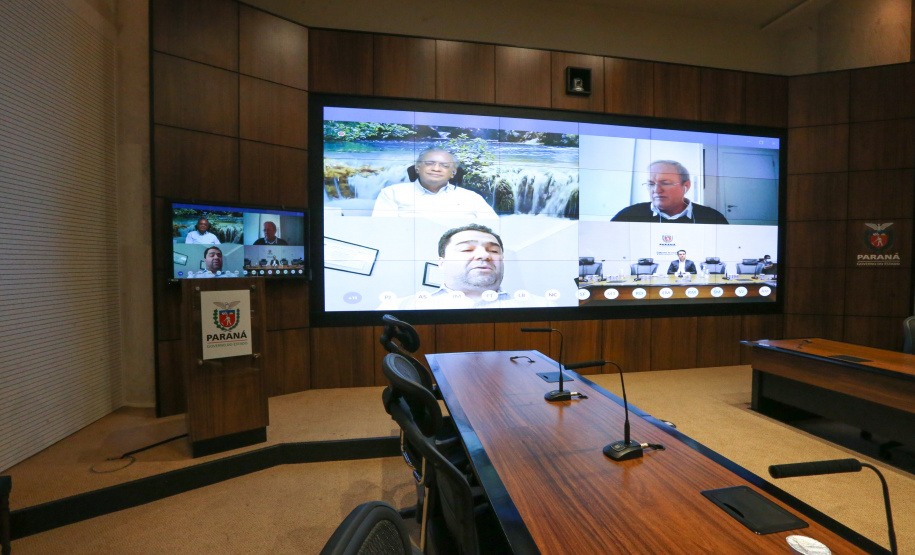 O Governo do Estado prepara um plano de ação projetando a retomada econômica do Paraná após a crise instalada com a pandemia de coronavírus. Em reunião por videoconferência com lideranças do setor produtivo que formam o chamado G7, o governador Carlos Massa Ratinho Junior informou nesta segunda-feira (20) que um comitê de trabalho foi criado para propor estratégias que busquem acelerar o processo de recuperação. O grupo, destacou Ratinho Junior, será liderado pelo vice-governador Darci Piana.