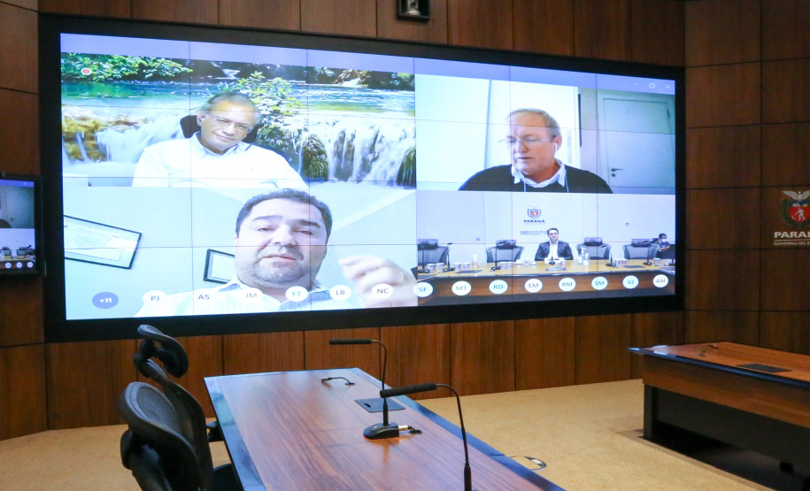 O Governo do Estado prepara um plano de ação projetando a retomada econômica do Paraná após a crise instalada com a pandemia de coronavírus. Em reunião por videoconferência com lideranças do setor produtivo que formam o chamado G7, o governador Carlos Massa Ratinho Junior informou nesta segunda-feira (20) que um comitê de trabalho foi criado para propor estratégias que busquem acelerar o processo de recuperação. O grupo, destacou Ratinho Junior, será liderado pelo vice-governador Darci Piana.