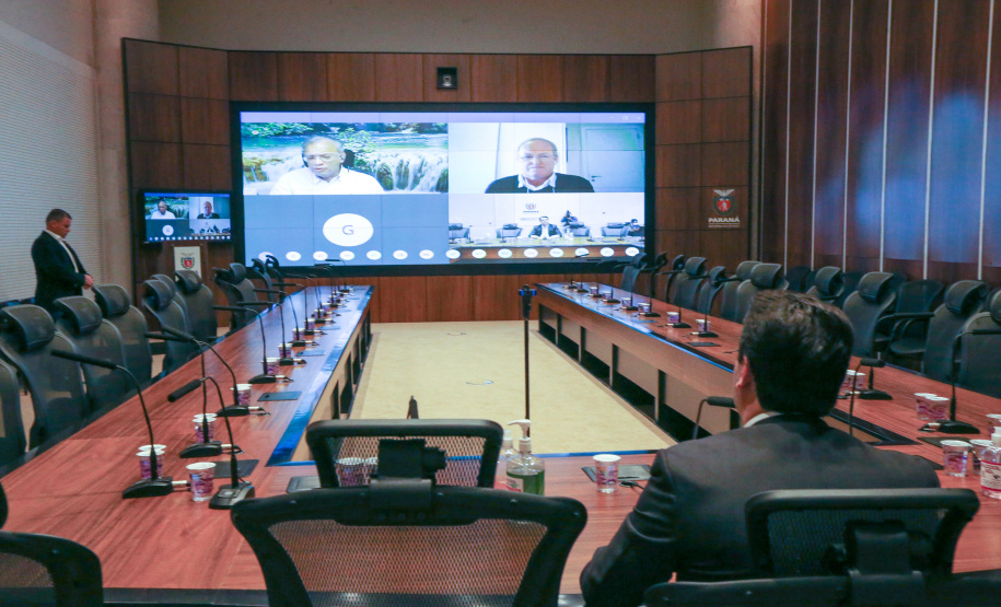 O Governo do Estado prepara um plano de ação projetando a retomada econômica do Paraná após a crise instalada com a pandemia de coronavírus. Em reunião por videoconferência com lideranças do setor produtivo que formam o chamado G7, o governador Carlos Massa Ratinho Junior informou nesta segunda-feira (20) que um comitê de trabalho foi criado para propor estratégias que busquem acelerar o processo de recuperação. O grupo, destacou Ratinho Junior, será liderado pelo vice-governador Darci Piana.
