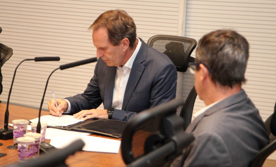 O governador Carlos Massa Ratinho Junior assinou um protocolo de intenções do Governo do Estado com a Companhia de Saneamento do Paraná (Sanepar), a Itaipu Binacional e o Parque Tecnológico Itaipu (PTI) para ampliar a qualidade ambiental nas bacias da região lindeira e a vida útil do Lago de Itaipu. O documento também estabelece o compartilhamento de dados e tecnologia para segurança de barragens e tratamento de efluentes e esgoto.Foto: Ari Dias/AEN