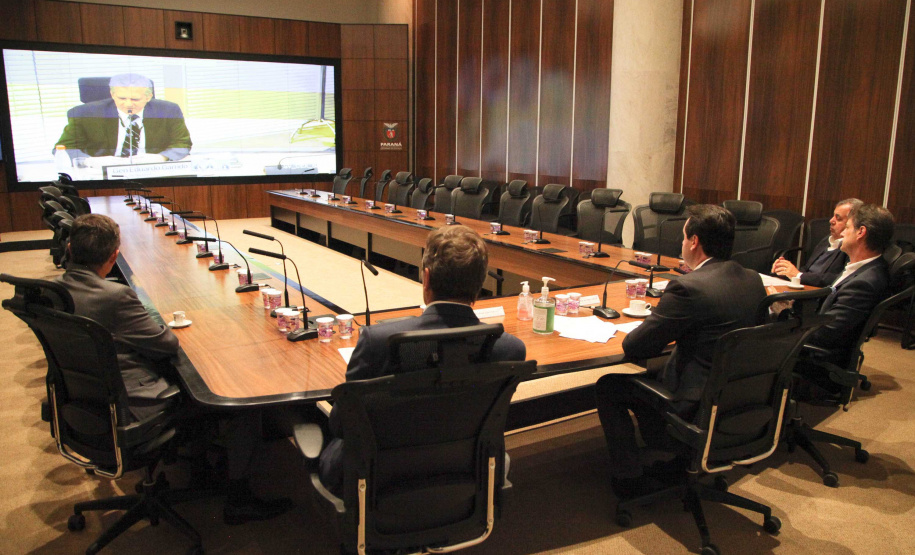 O governador Carlos Massa Ratinho Junior assinou um protocolo de intenções do Governo do Estado com a Companhia de Saneamento do Paraná (Sanepar), a Itaipu Binacional e o Parque Tecnológico Itaipu (PTI) para ampliar a qualidade ambiental nas bacias da região lindeira e a vida útil do Lago de Itaipu. O documento também estabelece o compartilhamento de dados e tecnologia para segurança de barragens e tratamento de efluentes e esgoto.Foto: Ari Dias/AEN