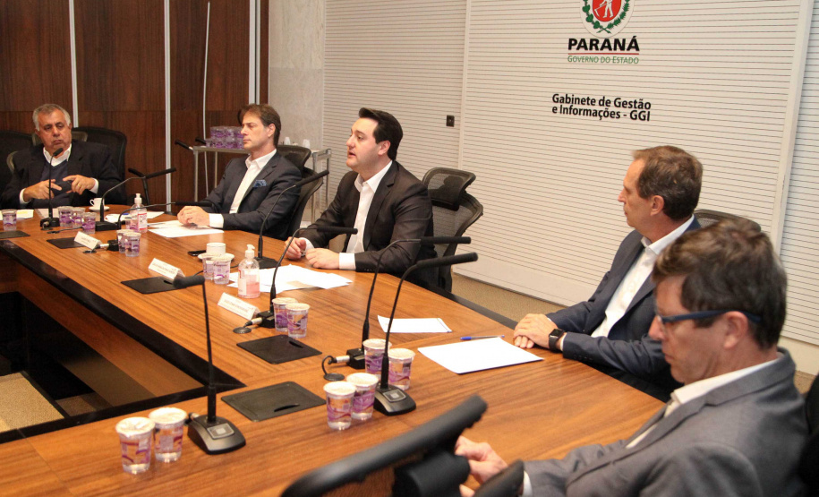 O governador Carlos Massa Ratinho Junior assinou um protocolo de intenções do Governo do Estado com a Companhia de Saneamento do Paraná (Sanepar), a Itaipu Binacional e o Parque Tecnológico Itaipu (PTI) para ampliar a qualidade ambiental nas bacias da região lindeira e a vida útil do Lago de Itaipu. O documento também estabelece o compartilhamento de dados e tecnologia para segurança de barragens e tratamento de efluentes e esgoto.Foto: Ari Dias/AEN