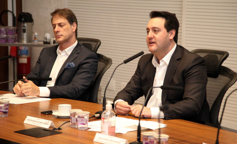 O governador Carlos Massa Ratinho Junior assinou um protocolo de intenções do Governo do Estado com a Companhia de Saneamento do Paraná (Sanepar), a Itaipu Binacional e o Parque Tecnológico Itaipu (PTI) para ampliar a qualidade ambiental nas bacias da região lindeira e a vida útil do Lago de Itaipu. O documento também estabelece o compartilhamento de dados e tecnologia para segurança de barragens e tratamento de efluentes e esgoto.Foto: Ari Dias/AEN