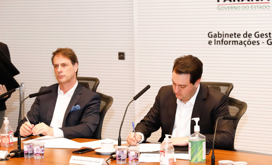 O governador Carlos Massa Ratinho Junior assinou um protocolo de intenções do Governo do Estado com a Companhia de Saneamento do Paraná (Sanepar), a Itaipu Binacional e o Parque Tecnológico Itaipu (PTI) para ampliar a qualidade ambiental nas bacias da região lindeira e a vida útil do Lago de Itaipu. O documento também estabelece o compartilhamento de dados e tecnologia para segurança de barragens e tratamento de efluentes e esgoto.