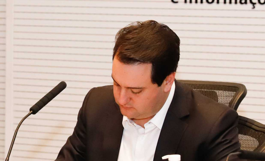 O governador Carlos Massa Ratinho Junior assinou um protocolo de intenções do Governo do Estado com a Companhia de Saneamento do Paraná (Sanepar), a Itaipu Binacional e o Parque Tecnológico Itaipu (PTI) para ampliar a qualidade ambiental nas bacias da região lindeira e a vida útil do Lago de Itaipu. O documento também estabelece o compartilhamento de dados e tecnologia para segurança de barragens e tratamento de efluentes e esgoto.