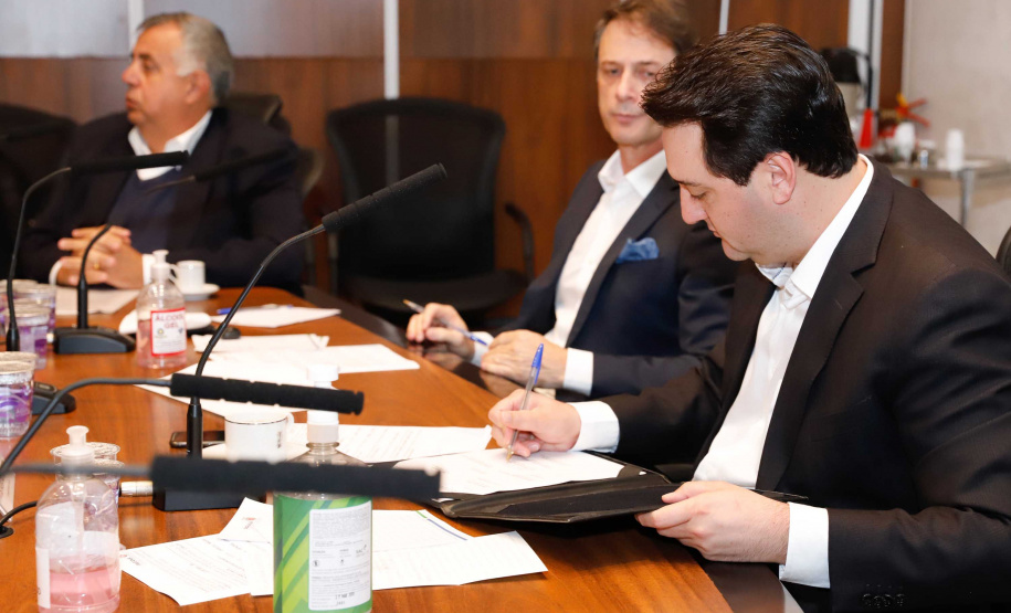 O governador Carlos Massa Ratinho Junior assinou um protocolo de intenções do Governo do Estado com a Companhia de Saneamento do Paraná (Sanepar), a Itaipu Binacional e o Parque Tecnológico Itaipu (PTI) para ampliar a qualidade ambiental nas bacias da região lindeira e a vida útil do Lago de Itaipu. O documento também estabelece o compartilhamento de dados e tecnologia para segurança de barragens e tratamento de efluentes e esgoto.