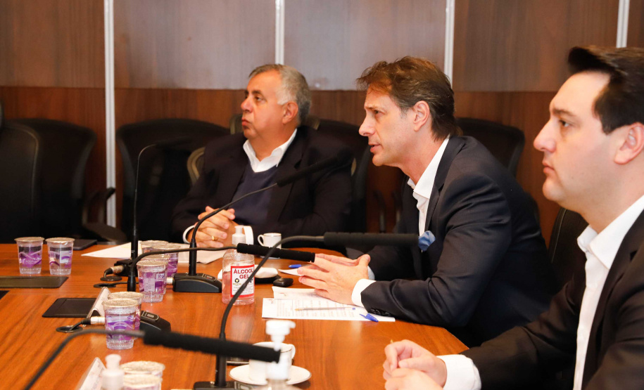 O governador Carlos Massa Ratinho Junior assinou um protocolo de intenções do Governo do Estado com a Companhia de Saneamento do Paraná (Sanepar), a Itaipu Binacional e o Parque Tecnológico Itaipu (PTI) para ampliar a qualidade ambiental nas bacias da região lindeira e a vida útil do Lago de Itaipu. O documento também estabelece o compartilhamento de dados e tecnologia para segurança de barragens e tratamento de efluentes e esgoto.