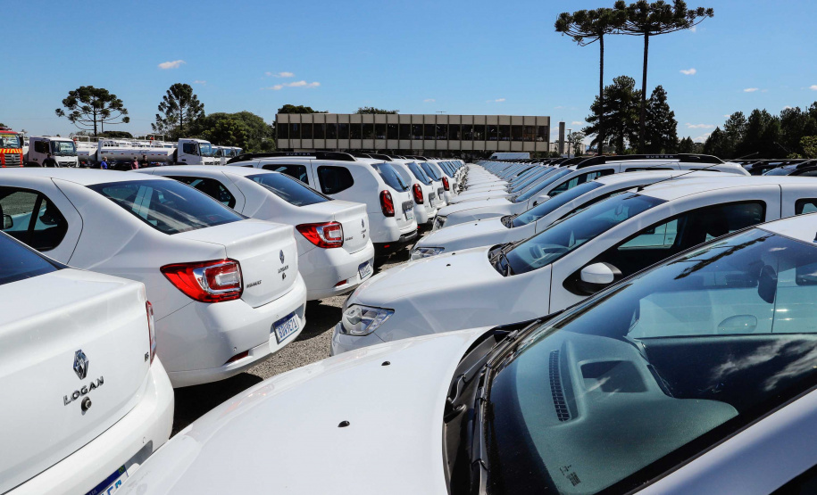 O governador Carlos Massa Ratinho Junior entregou nesta quarta-feira (22) novas viaturas, equipamentos de combate a incêndios florestais e aparelhos de atendimento a emergências derivadas da manipulação de produtos perigosos como forma de reforçar a estrutura de segurança pública do Paraná.